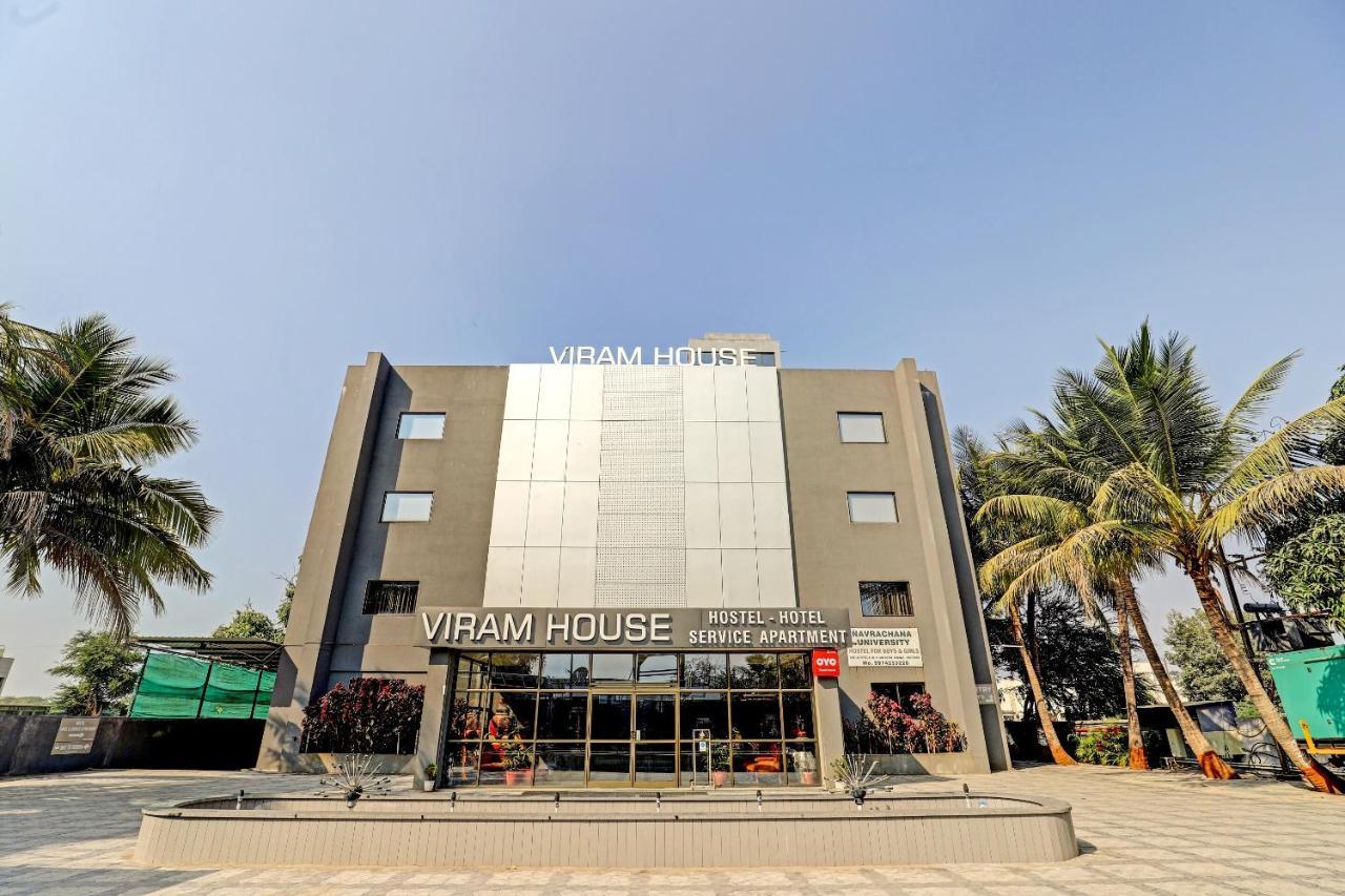 Oyo 70752 Viram House Hotel Gorwa ภายนอก รูปภาพ