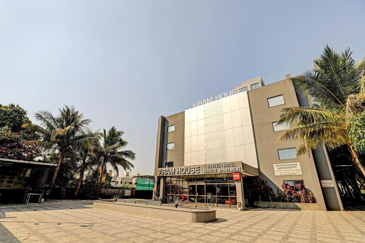 Oyo 70752 Viram House Hotel Gorwa ภายนอก รูปภาพ